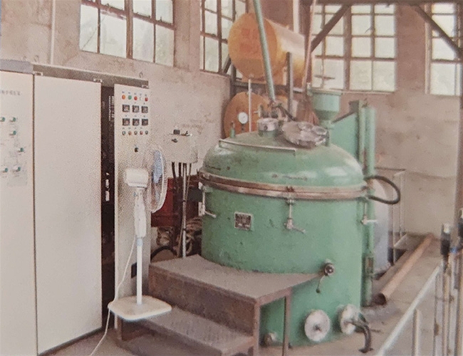 真空感應(yīng)霧化制粉爐